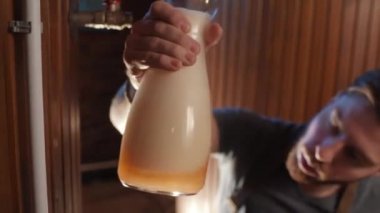 şirin brewer çekleri taze demlendi bira-bakar, renk, yoğunluk, bira arka plan saydamlığını