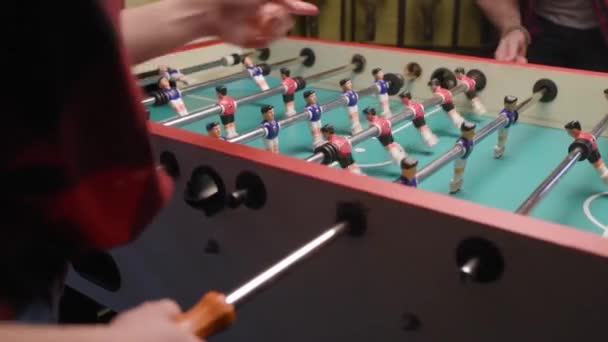 Meninos e meninas jogar futebol de mesa . — Vídeo de Stock