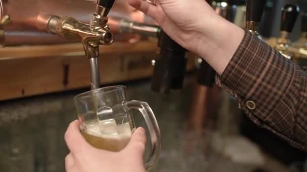 Torneira de cerveja close-up contra um bar — Vídeo de Stock