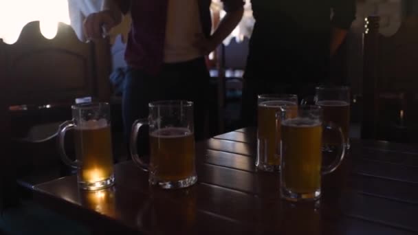 Amigos de la compañía toman cerveza y sonríen — Vídeo de stock