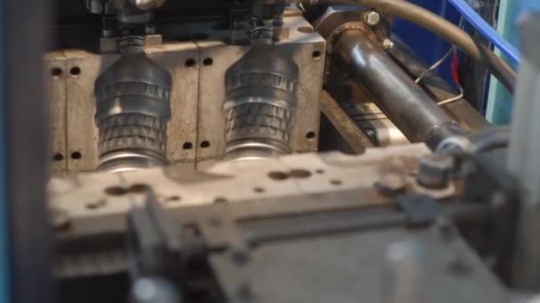 Usine de production de bouteilles en plastique — Video