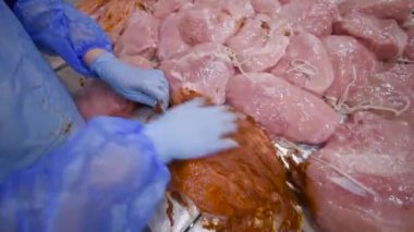 et fabrikası çalışan tavuk fileto yasaktır işlemine hazırlanması için kırmızı biber turşusu ile yayıldı.