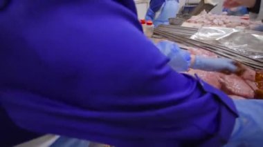 et fabrikası çalışan tavuk fileto yasaktır işlemine hazırlanması için kırmızı biber turşusu ile yayıldı.