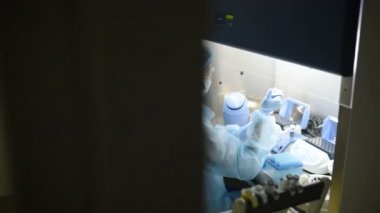 Bir Dağıtıcı onun elinde olan bir laboratuvar bilim adamı deneyim yapar veya analiz eder