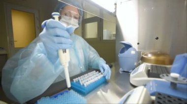 Bir Dağıtıcı onun elinde olan bir laboratuvar bilim adamı deneyim yapar veya analiz eder