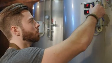 Brewer adam bira tankları ve notları bir tablet yapma bir bira bir arka plan üzerinde sakallı