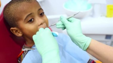 küçük sevimli siyah bebek çocuk Afrika kökenli Amerikalı oturuşta diş sandalye.