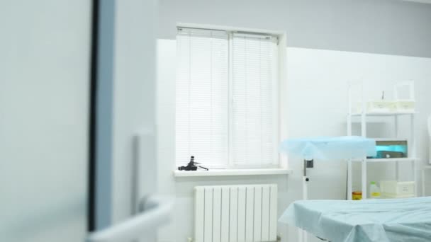 Quirófano en una clínica cosmética o dermatológica moderna — Vídeos de Stock