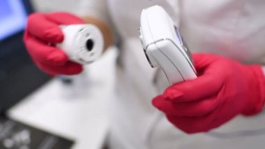 Doktor dermatolog kıl yapısına özel bir araç-bir trichoscope kullanarak tanılar.