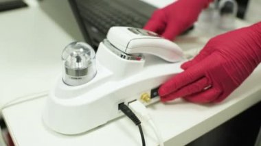 Doktor dermatolog kıl yapısına özel bir araç-bir trichoscope kullanarak tanılar.