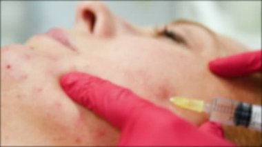 Doktor güzellik uzmanı dermatolog Mezoterapi bir oturum için yaşlı bir kadın yapar..