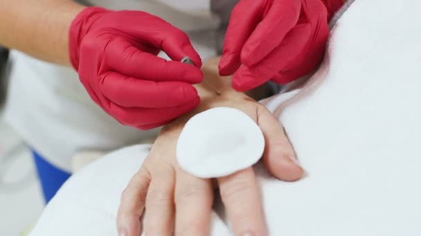 Врач-косметолог дерматолог проводит сеанс мезотерапии или биоревитализации-удаления пигментации на руках пожилых женщин . — стоковое видео