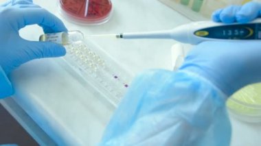 Bir Dağıtıcı onun elinde olan bir laboratuvar bilim adamı deneyim yapar veya analiz eder