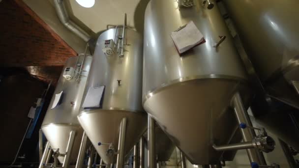 Пивные баки и оборудование для пивоварения крупным планом — стоковое видео