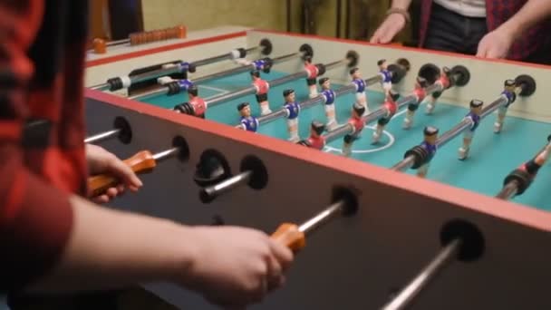 Killar och tjejer spela bordsfotboll. — Stockvideo