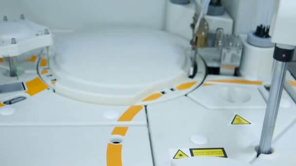 Moderne apparatuur in het biochemisch laboratorium is een robot computer analyzer. — Stockvideo