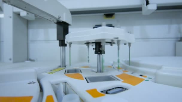 Utrustning och apparater för biokemi i ett modernt laboratorium — Stockvideo