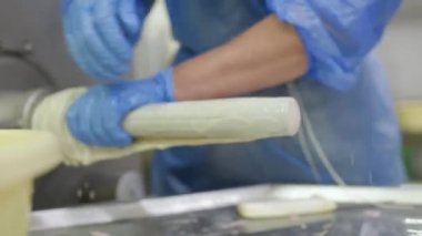 Dondurucuya sosis fabrikası. Büyük bir gıda fabrikasında bitmiş et ürünleri..