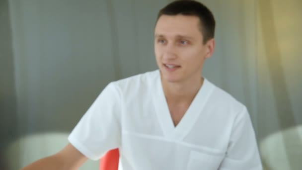 Diş hekimleri resepsiyonda kırmızı diş sandalyede kız bebek — Stok video