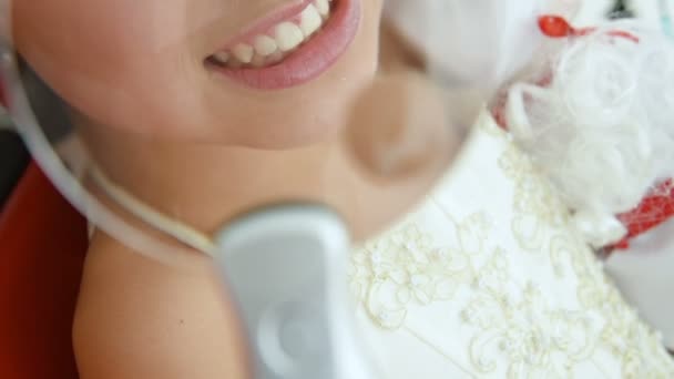 Дитяча дівчинка в стоматологічному кріслі — стокове відео