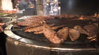 Kızarmış domuz kaburga ızgara döndürün. domuz rostosu.