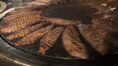 Kızarmış domuz kaburga ızgara döndürün. domuz rostosu.