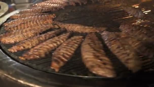 Pečená vepřová žebra otočit na grilu. vepřová pečeně. — Stock video