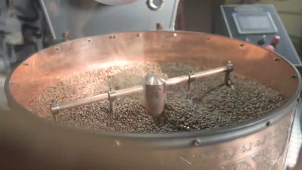 Roosteren machine in het koffiehuis — Stockvideo