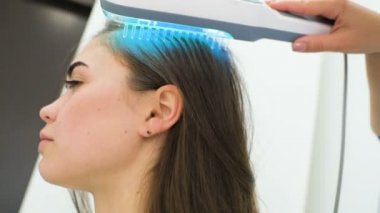 Doktor dermatolog sedef hastalığı tedavi etmek için ultraviyole tarak yordam gerçekleştirir. Fototerapi, ışık tedavisi