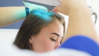 dermatolog sedef hastalığı tedavi etmek için ultraviyole tarak yordam gerçekleştirir