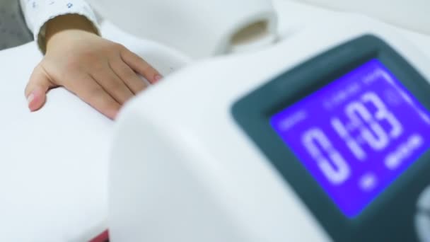Mãos de um paciente com psoríase close-up sob uma lâmpada ultravioleta . — Vídeo de Stock