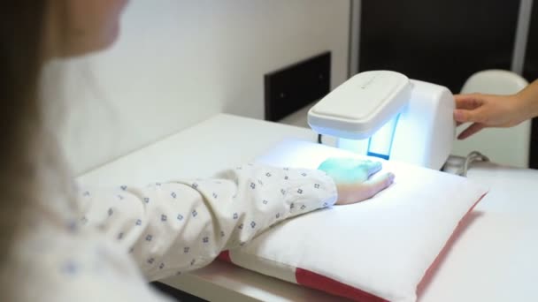 紫外線ランプの下で乾癬のクローズ アップで患者の手. — ストック動画