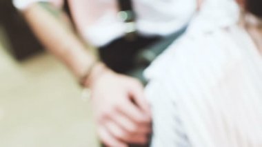 profesyonel bariyer bıyığının istemciye bukleler.