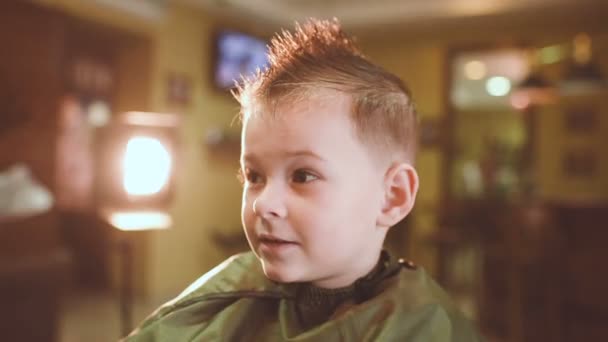 Barbeiro Faz Corte Cabelo Para Menino Engraçado Fundo Uma Barbearia — Vídeo de Stock