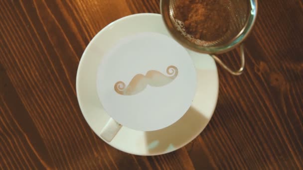 Ritning på skummet av kaffe eller latte konst i form av en mustasch nära — Stockvideo