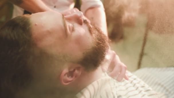 Перукарня стосуються ароматного порошку з подразнення шкіри клієнтів Борода — стокове відео