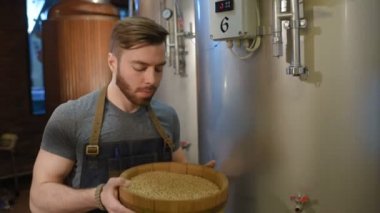 Malt bira arka plan üzerinde Brewer'la