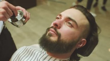 Kuaför köpük veya tıraş kremi istemcileri sakal için geçerlidir