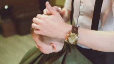 Kuaför bir saç kesimi için bir küçük komik bebek çocuk yapar.