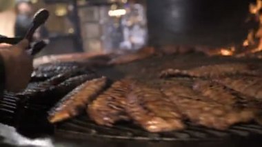 Kızarmış domuz kaburga ızgara döndürün. domuz rostosu.