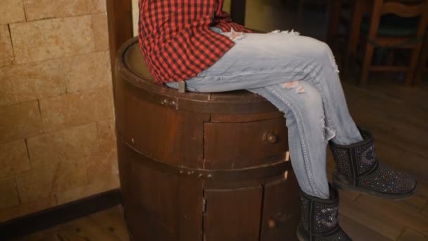 Chica bonita con un vaso de cerveza en el fondo de un bar — Vídeos de Stock