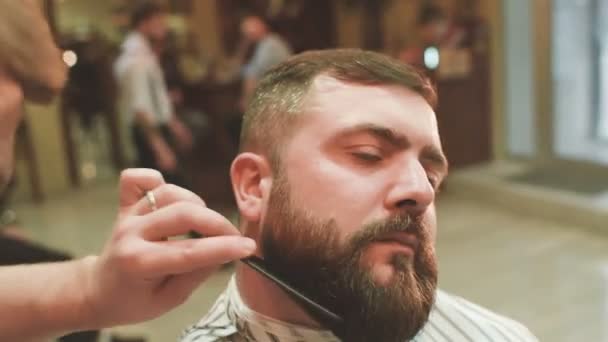 Barber makes the cut or styling of a beard — Stock Video