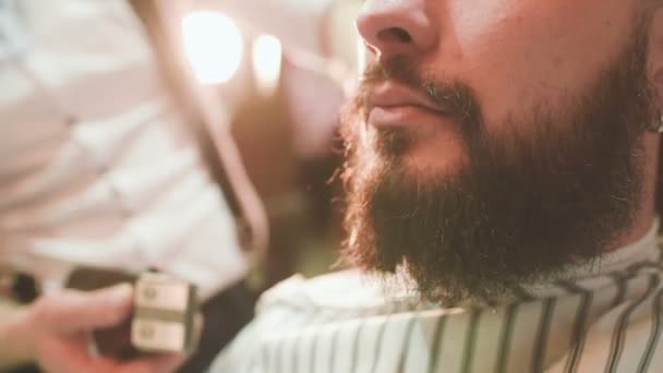 El barbero hace el corte o el peinado de la barba — Vídeo de stock