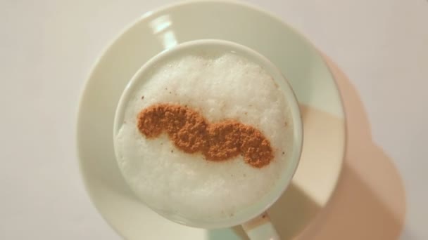 Desenho sobre a espuma de café ou arte latte na forma de um bigode perto — Vídeo de Stock