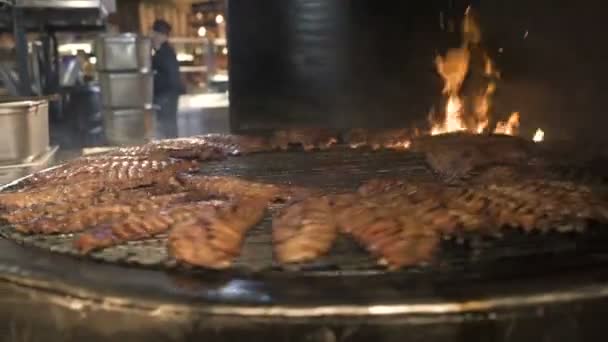 Żeberka wieprzowe pieczone obrócić na grill. pieczeń wieprzowa. — Wideo stockowe