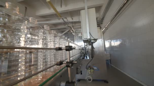 Usine de production de bouteilles en plastique — Video