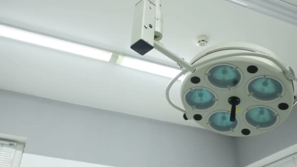 Lampada Chirurgica Con Luci Spente Una Clinica Moderna Primo Piano — Video Stock