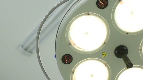 Close-up van de chirurgische lamp inbegrepen — Stockvideo