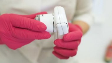 Doktor dermatolog kıl yapısına özel bir araç-bir trichoscope kullanarak tanılar.