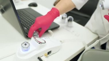 Doktor dermatolog kıl yapısına özel bir araç-bir trichoscope kullanarak tanılar.